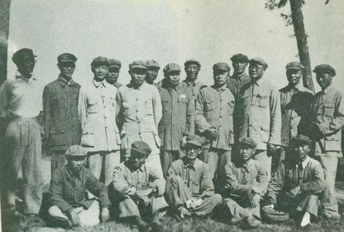 1948 年夏，中原野戰軍部分領導人合影。前排右一鐘漢華，右二趙紫陽，右三李雪峰。中排右起：陳再道、杜義德、劉伯承、陳毅、王近山，後排右一範朝利、右二孔慶德。