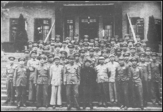 In 1950, participants in the Southwest Military Region reorganization meeting. Front row from left: Kong Congzhou, Li Da, Zhang Ziyi, He Long, Deng, Chen Geng, Chen Heqiao, Wei Jie. Fifth from the right in the third row is Yin Xianbing, sixth from the right in the fourth row is Qin Jiwei, and seventh is Du Yide